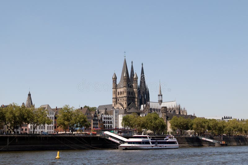 Vista frontale alla basilica al Reno in Colonia Germania fotografia stock libera da diritti Vista frontale alla basilica al Reno in Colonia Germania fotografia stock libera da diritti