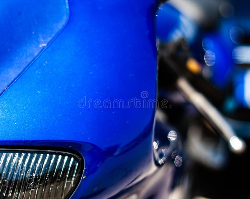 Vista frontale del motociclo blu fotografia stock Vista frontale del motociclo blu fotografia stock