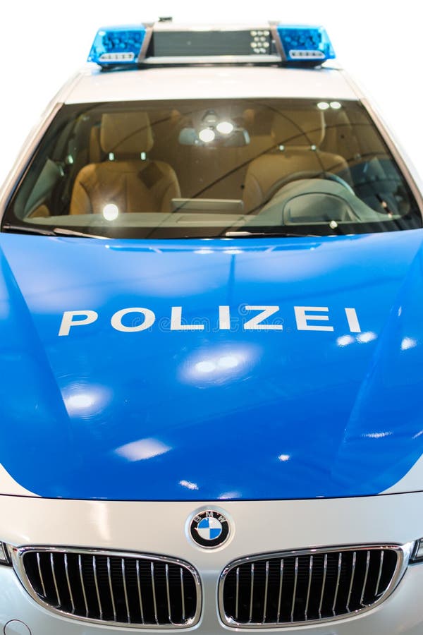 Vista frontale del primo piano di nuovo volante della polizia tedesco moderno fotografia stock Vista frontale del primo piano di nuovo volante della polizia tedesco moderno fotografia stock