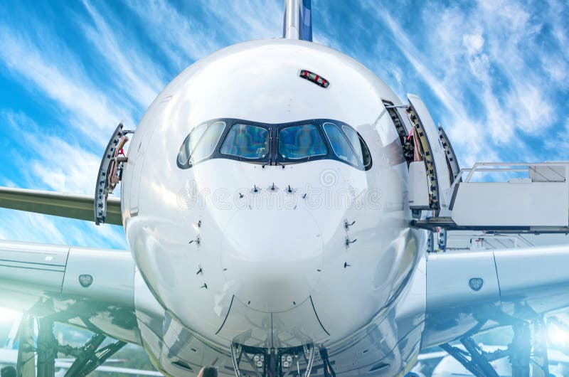 Vista frontale del primo piano del naso dell'aeroplano del passeggero e dei vetri della cabina di pilotaggio del pilota immagine stock Vista frontale del primo piano del naso dell'aeroplano del passeggero e dei vetri della cabina di pilotaggio del pilota immagine stock