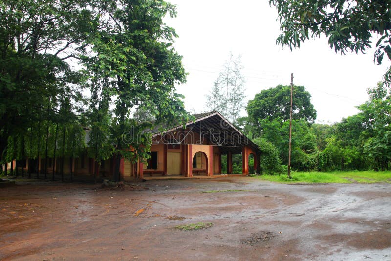 Vista frontale della chiesa per le feste Ghats occidentale allo stato della maharashtra vicino alla chiesa sacra di wakanda della fotografia stock libera da diritti Vista frontale della chiesa per le feste Ghats occidentale allo stato della maharashtra vicino alla chiesa sacra di wakanda della fotografia stock libera da diritti