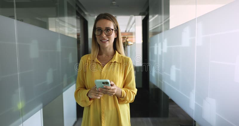 Vista frontale della giovane professionista che digita sul cellulare stock footage