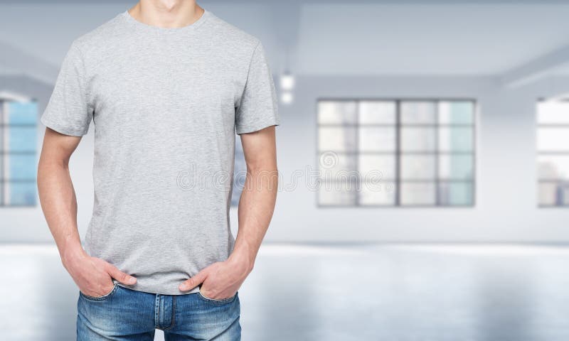 Vista frontale di un uomo in maglietta grigio chiaro e denim fotografia stock libera da diritti Vista frontale di un uomo in maglietta grigio chiaro e denim fotografia stock libera da diritti