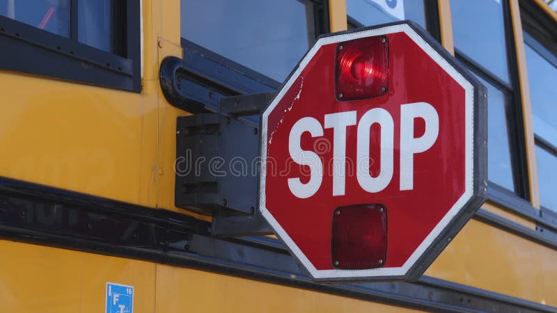 Vista frontale di una pagaia di arresto dello scuolabus