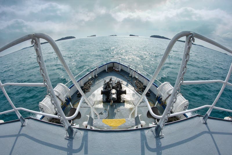 Vista frontale di viaggio della barca fotografia stock Vista frontale di viaggio della barca fotografia stock
