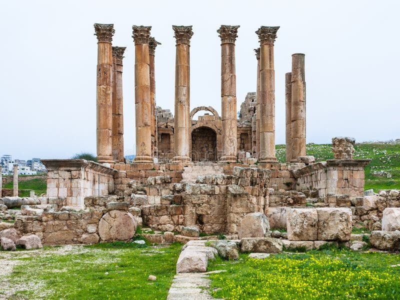 Vista frontale il tempio di Artemide in Jerash nell'inverno fotografia stock Vista frontale il tempio di Artemide in Jerash nell'inverno fotografia stock