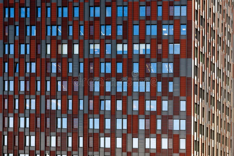 Vista frontale su una facciata dell'edificio per uffici moderno come struttura, fondo, astratto - immagine immagine stock Vista frontale su una facciata dell'edificio per uffici moderno come struttura, fondo, astratto - immagine immagine stock
