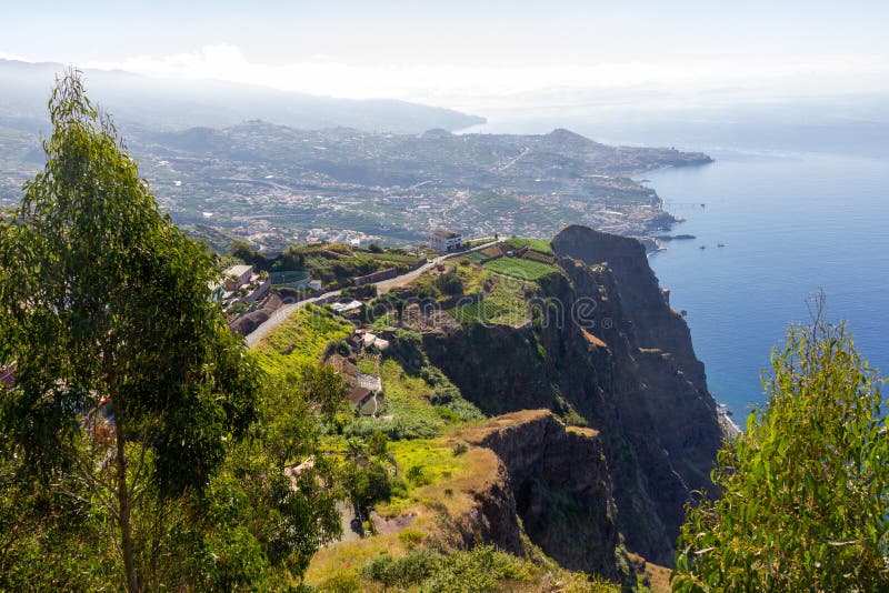 Vista a Funchal del acantilado más alto en Europa foto de archivo Vista a Funchal del acantilado más alto en Europa foto de archivo