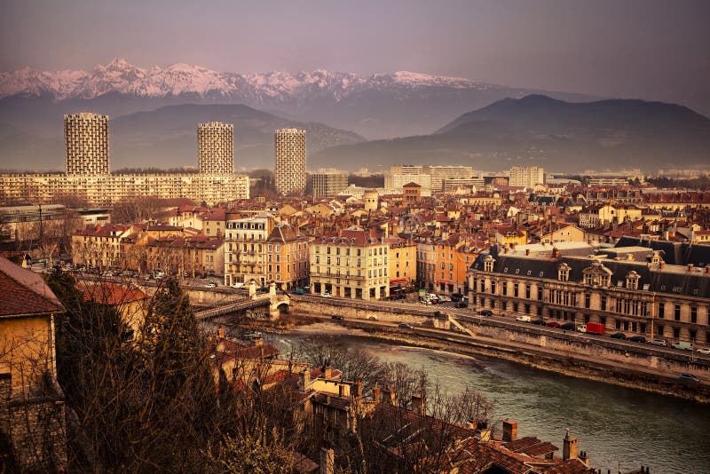 Vista geral de Grenoble em Isere, França foto de stock royalty free Vista geral de Grenoble em Isere, França foto de stock royalty free