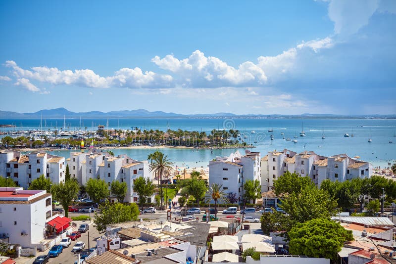 Vista geral do porto de Alcudia, Mallorca imagens de stock Vista geral do porto de Alcudia, Mallorca imagens de stock