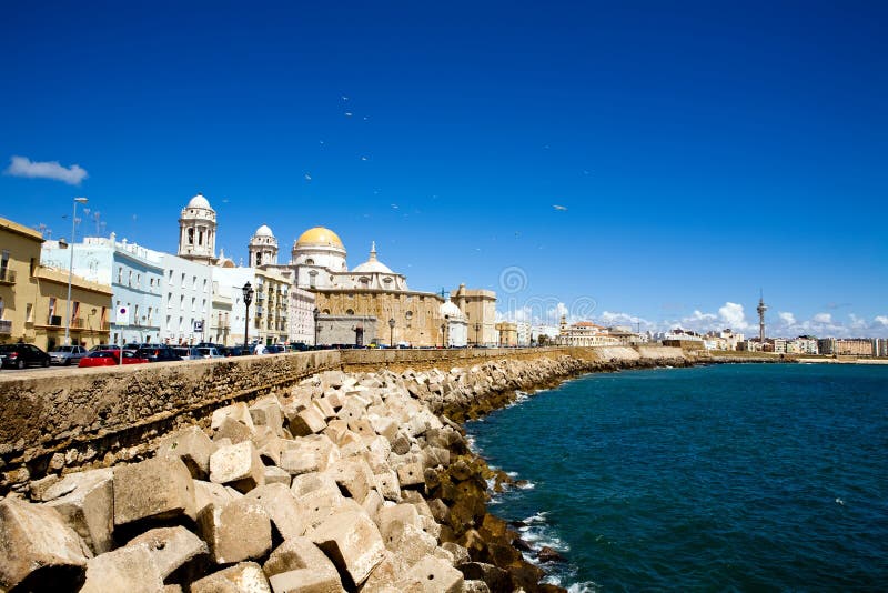 Vista hermosa de la catedral Nueva en Cádiz imágenes de archivo libres de regalías Vista hermosa de la catedral Nueva en Cádiz imágenes de archivo libres de regalías