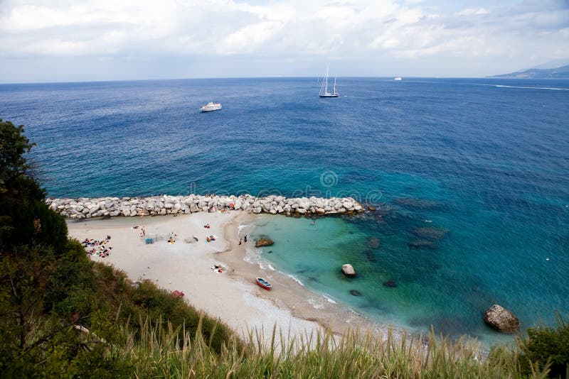 Vista hermosa de yates asegurados de Capri