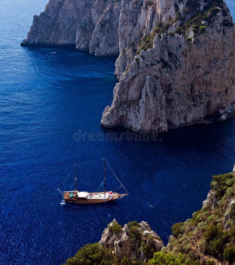 Vista hermosa de yates asegurados de Capri Island