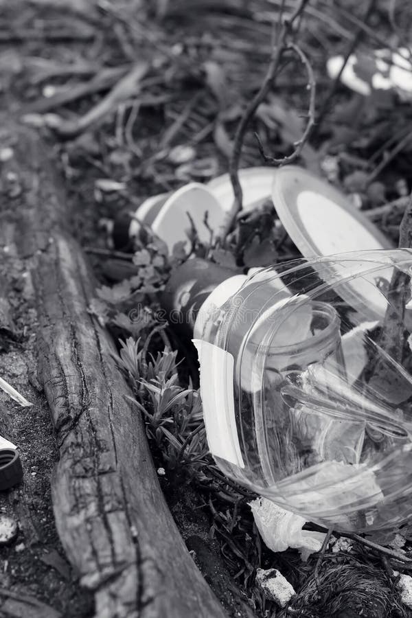 Vista horizontal de la basura de las botellas plásticas, de las tazas disponibles y de la bolsa de plástico r foto de archivo libre de regalías Vista horizontal de la basura de las botellas plásticas, de las tazas disponibles y de la bolsa de plástico r foto de archivo libre de regalías