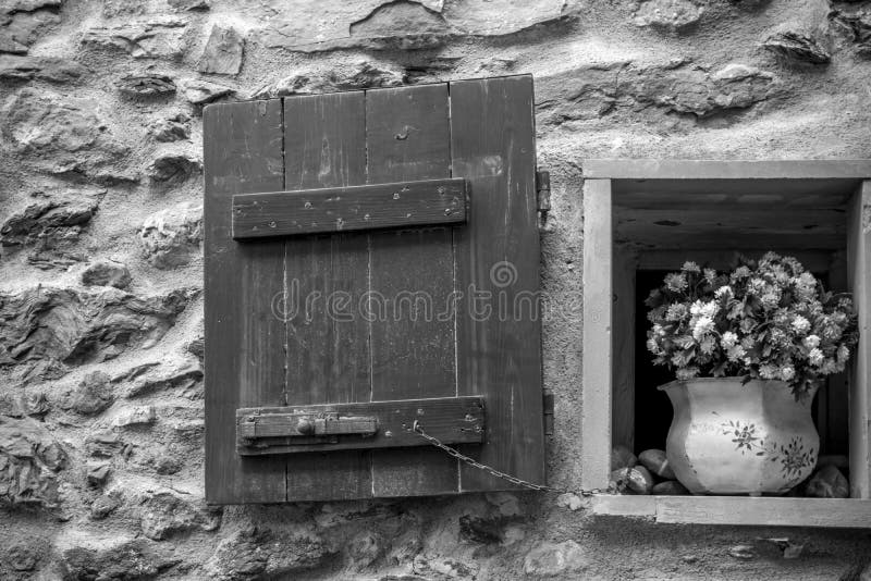 Vista horizontal de una pequeña ventana abierta con un pote florecido en G fotografía de archivo libre de regalías