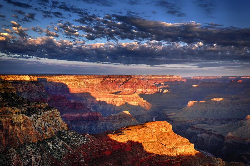 Vista horizontal do Grand Canyon no nascer do sol foto de stock royalty free Vista horizontal do Grand Canyon no nascer do sol foto de stock royalty free