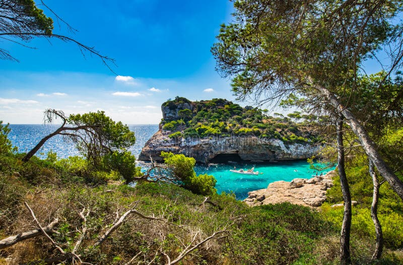 Vista idílica de la bahía Majorca Mallorca España de Cala Moro fotos de archivo libres de regalías Vista idílica de la bahía Majorca Mallorca España de Cala Moro fotos de archivo libres de regalías