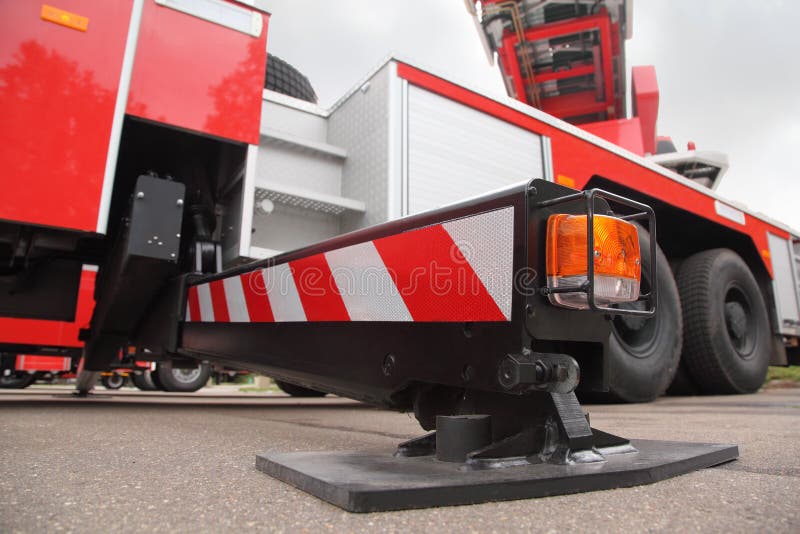 Vista inferiore di un supporto estraibile di un camion dei pompieri immagini stock