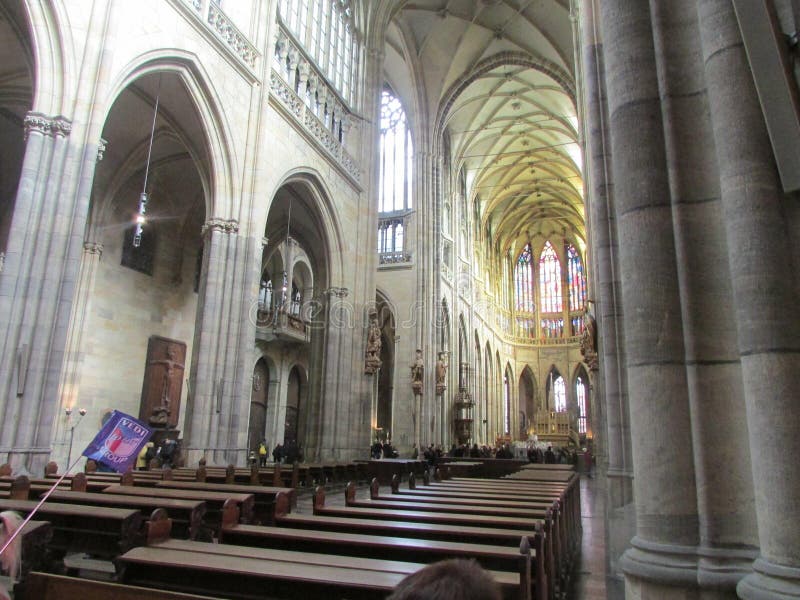 Vista interior de St Vitus Church en Praga, República Checa imagen de archivo Vista interior de St Vitus Church en Praga, República Checa imagen de archivo