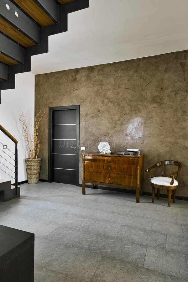 Vista interior de uma sala de visitas clássica cujo o assoalho seja feito das telhas de pedra imagens de stock Vista interior de uma sala de visitas clássica cujo o assoalho seja feito das telhas de pedra imagens de stock