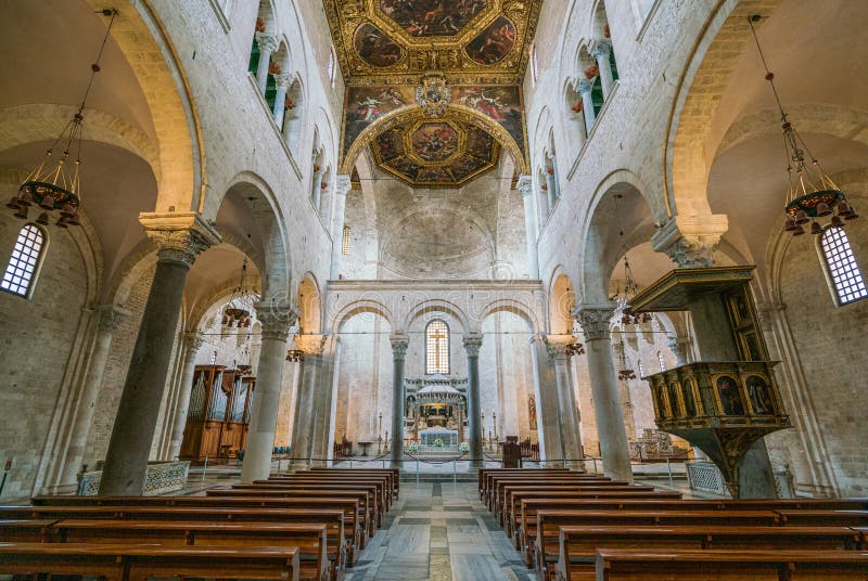 Vista interior na Basilica de São Nicolau de San Nicola, cidade antiga de Bari Apúlia, Itália
