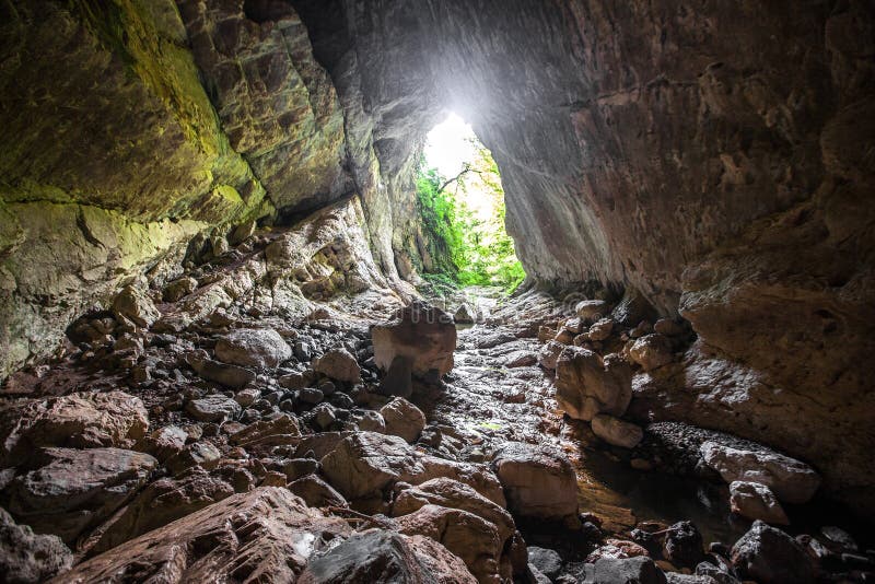 Vista interna della caverna della pietra Uscita leggera fotografia stock Vista interna della caverna della pietra Uscita leggera fotografia stock