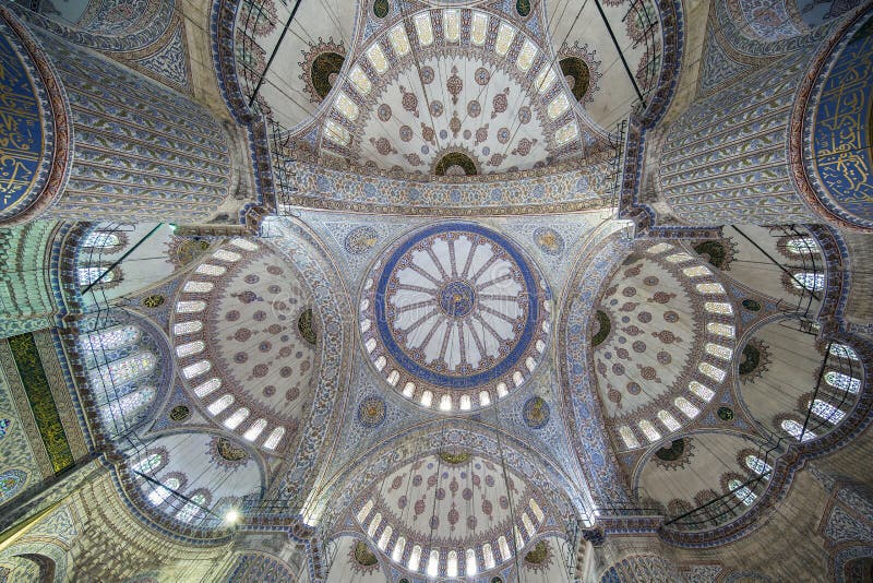 Vista interna della moschea (blu) di Sultanahmet in Fatih, Costantinopoli, T fotografia stock libera da diritti Vista interna della moschea (blu) di Sultanahmet in Fatih, Costantinopoli, T fotografia stock libera da diritti