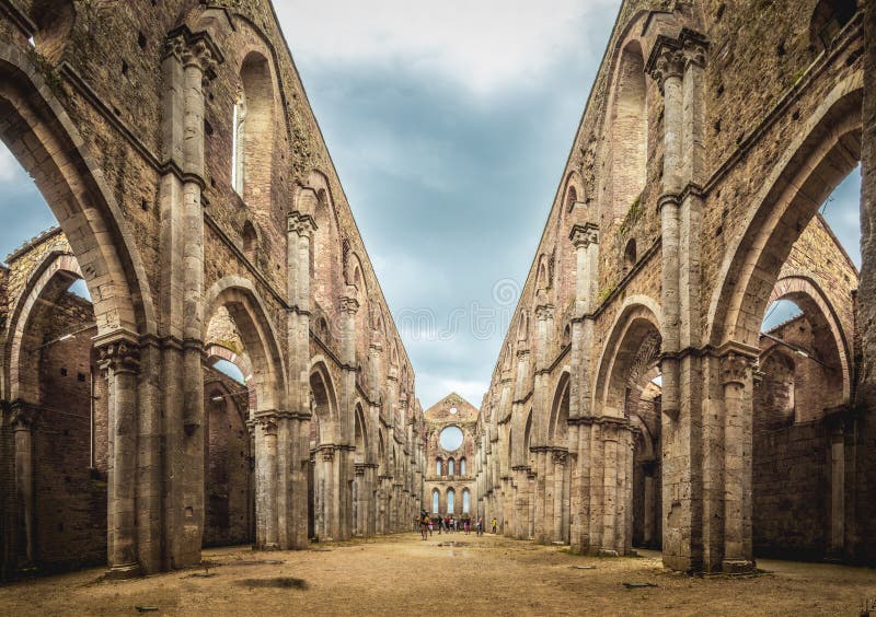 Vista interna delle rovine dell'abbazia di San Galgano vicino a Siena immagine stock libera da diritti Vista interna delle rovine dell'abbazia di San Galgano vicino a Siena immagine stock libera da diritti