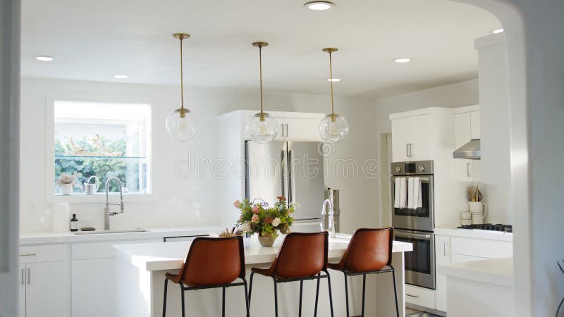 Vista Interna Di Bellissima Cucina Con Contatore Isola Nella Nuova Casa Familiare fotografia stock