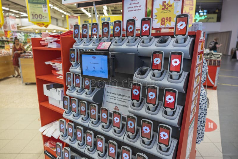 Vista interna di un supermercato. supporto con scanner per clienti. fotografie stock