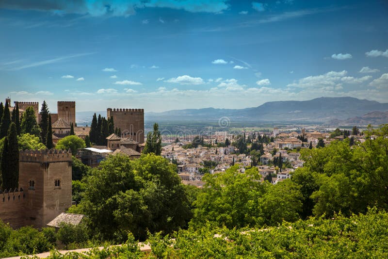 Vista a la ciudad de Granada de Alhambra, Andalucía, España imagen de archivo libre de regalías Vista a la ciudad de Granada de Alhambra, Andalucía, España imagen de archivo libre de regalías