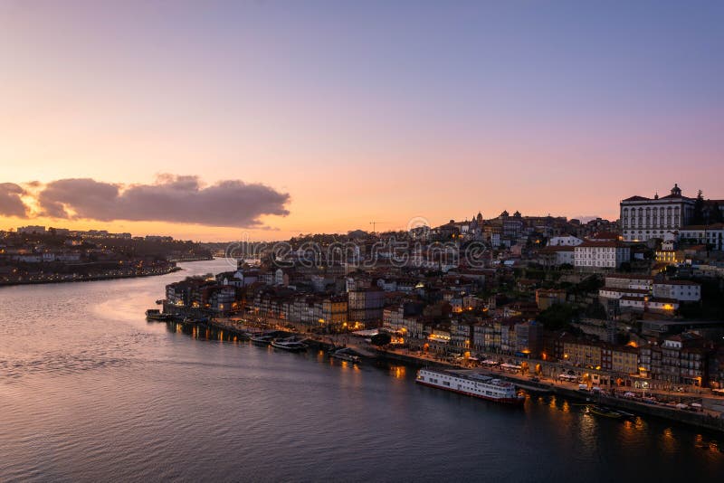Vista a la ciudad de Oporto de D Puente de Luis I en la puesta del sol fotos de archivo Vista a la ciudad de Oporto de D Puente de Luis I en la puesta del sol fotos de archivo