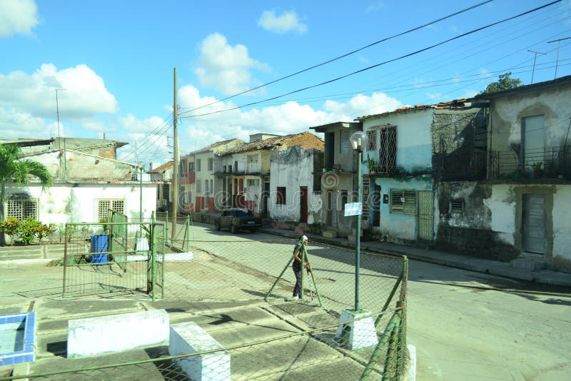 Vista a las casas dilapidadas viejas en distrito pobre Santa Clara, Cuba fotos de archivo Vista a las casas dilapidadas viejas en distrito pobre Santa Clara, Cuba fotos de archivo
