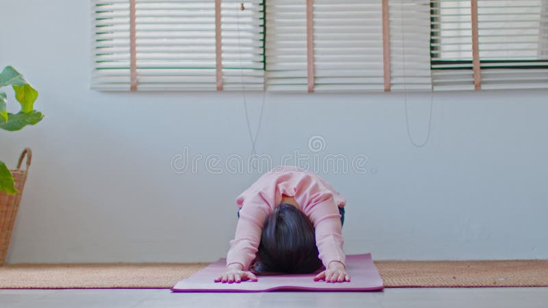 Calmo Idoso Asiático Saudável Com Pêlos Brancos Fazendo Yoga Lotus