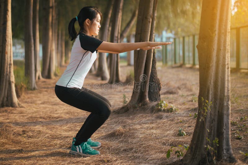 Vista lateral de la mujer asiática atlética deportiva que hace el equilibrio modelo de la práctica de la señora delgada femenina imagen de archivo Vista lateral de la mujer asiática atlética deportiva que hace el equilibrio modelo de la práctica de la señora delgada femenina imagen de archivo