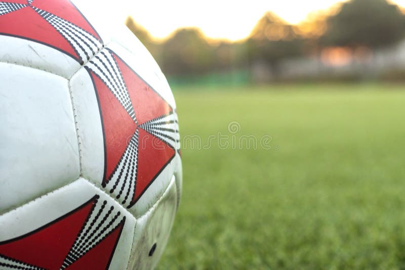 Foto de Vista De Ângulo Baixo De Jogador De Futebol Com Bola De