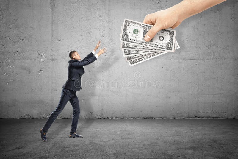 Vista lateral del hombre de negocios que aumenta y que lleva a cabo hacia fuera las manos para asir cinco billetes de banco soste libre illustration Vista lateral del hombre de negocios que aumenta y que lleva a cabo hacia fuera las manos para asir cinco billetes de banco soste libre illustration