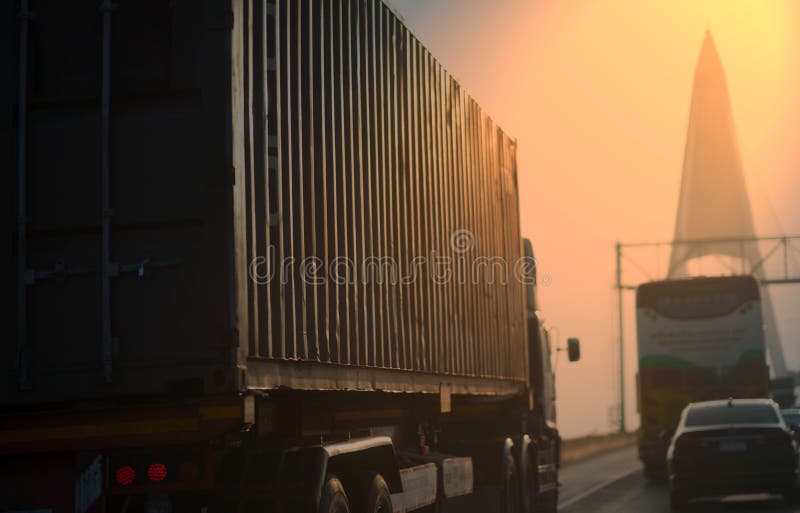 Vista lateral do caminhão contentor com fundo de ponte desfocado imagens de stock royalty free