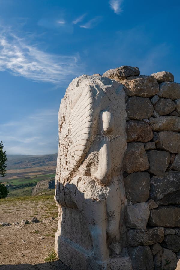 Vista Lateral Do Portão De Esfinge Em Hattusa, Uma Cidade Antiga Localizada  Perto De Bogazale Moderno Na Província Do Coro De Turk Foto de Stock -  Imagem de escultura, pedra: 255079190