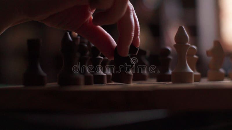 mão de menino confiante movendo o xadrez de peão para o desenvolvimento no  jogo de sucesso