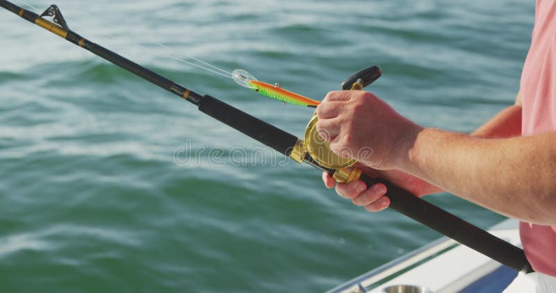 Vista lateral média de um homem caucasiano a pescar num barco