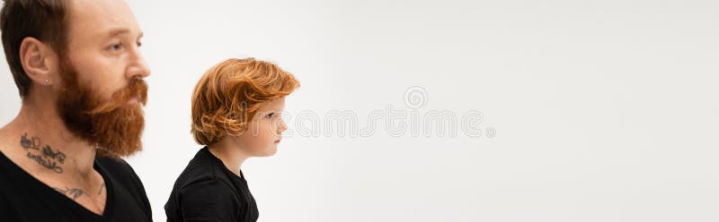 Vista laterale dell'uomo con la barba tatuata immagini stock libere da diritti