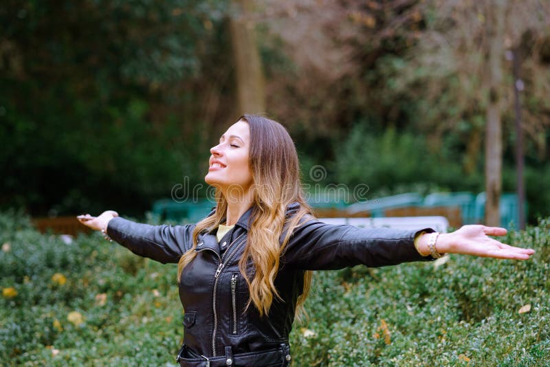 Vista laterale della giovane donna felice che tiene gli occhi chiuso e sorridere fotografie stock