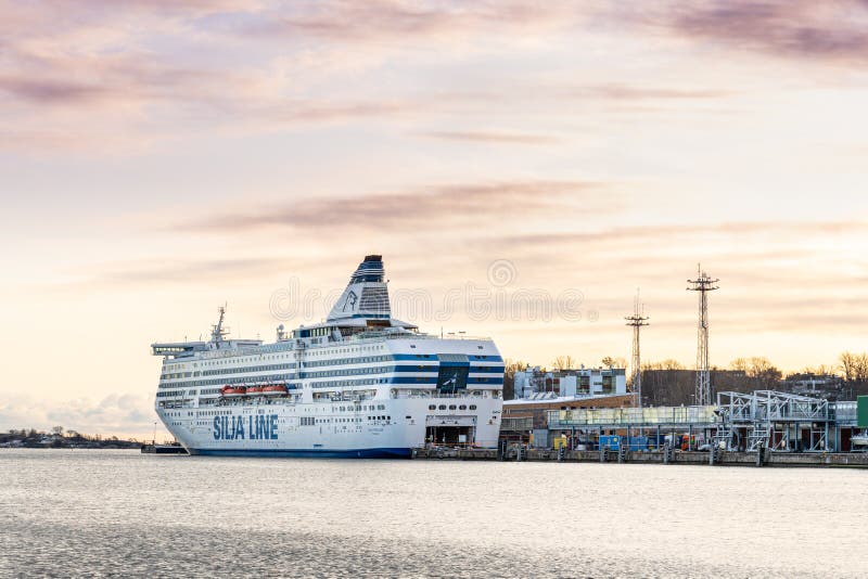 Vista laterale della nave da crociera Serenade, della compagnia Silja Line, ormeggiata nel porto di Helsinki immagine stock libera da diritti Vista laterale della nave da crociera Serenade, della compagnia Silja Line, ormeggiata nel porto di Helsinki immagine stock libera da diritti