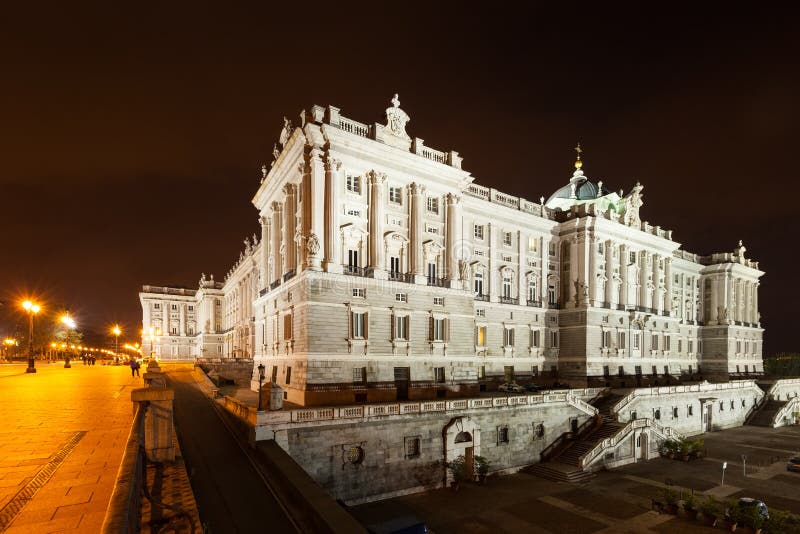Vista laterale di notte di Royal Palace fotografie stock libere da diritti Vista laterale di notte di Royal Palace fotografie stock libere da diritti