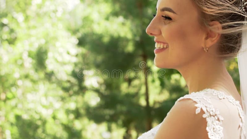 Vista laterale di una sposa positiva affascinante della giovane donna