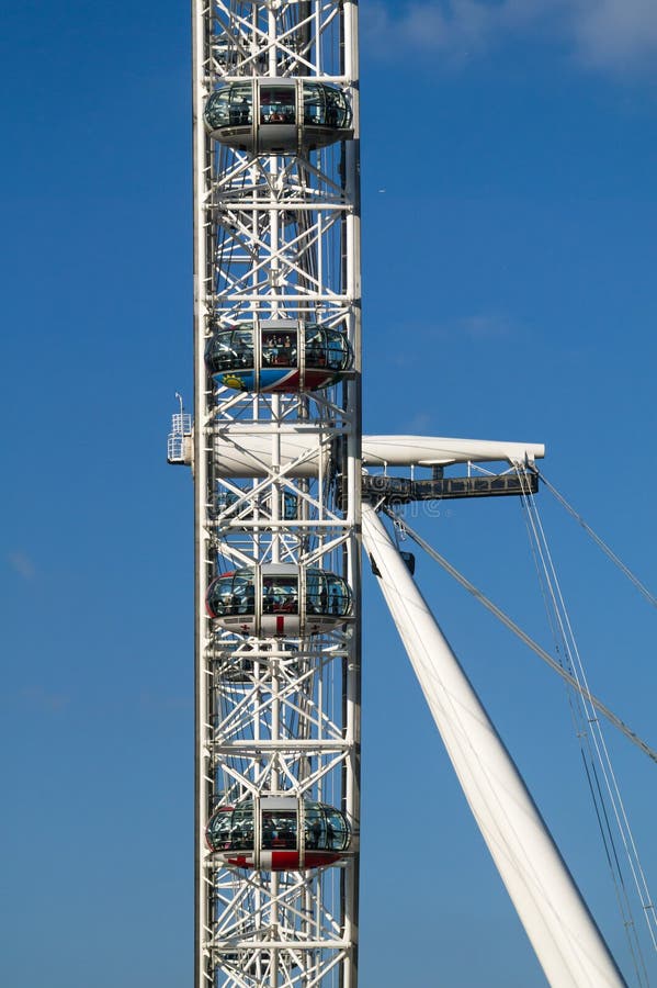 Vista laterale vicina di London Eye contro un cielo blu immagini stock libere da diritti Vista laterale vicina di London Eye contro un cielo blu immagini stock libere da diritti