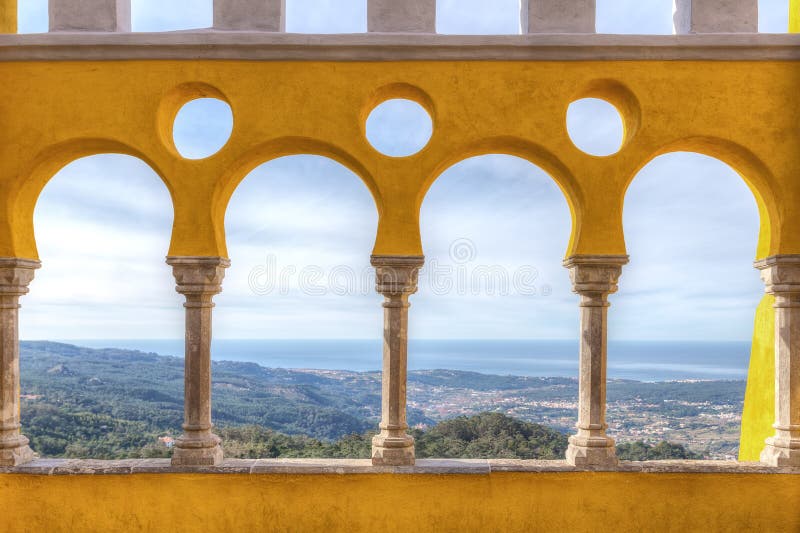 Vista magnífica do balcão do castelo Pena portugal fotos de stock Vista magnífica do balcão do castelo Pena portugal fotos de stock
