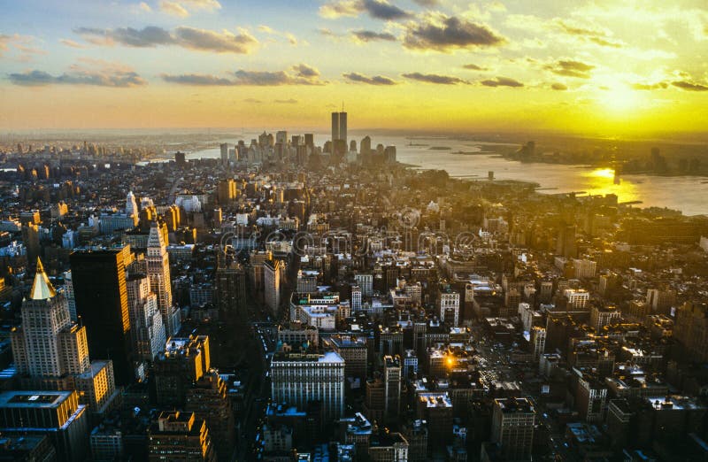 Vista a Manhattan do centro com as torres gêmeas o comércio mundial