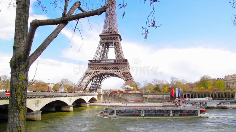 Vista maravilhosa na torre Eiffel, no barco do cruzeiro e na ponte